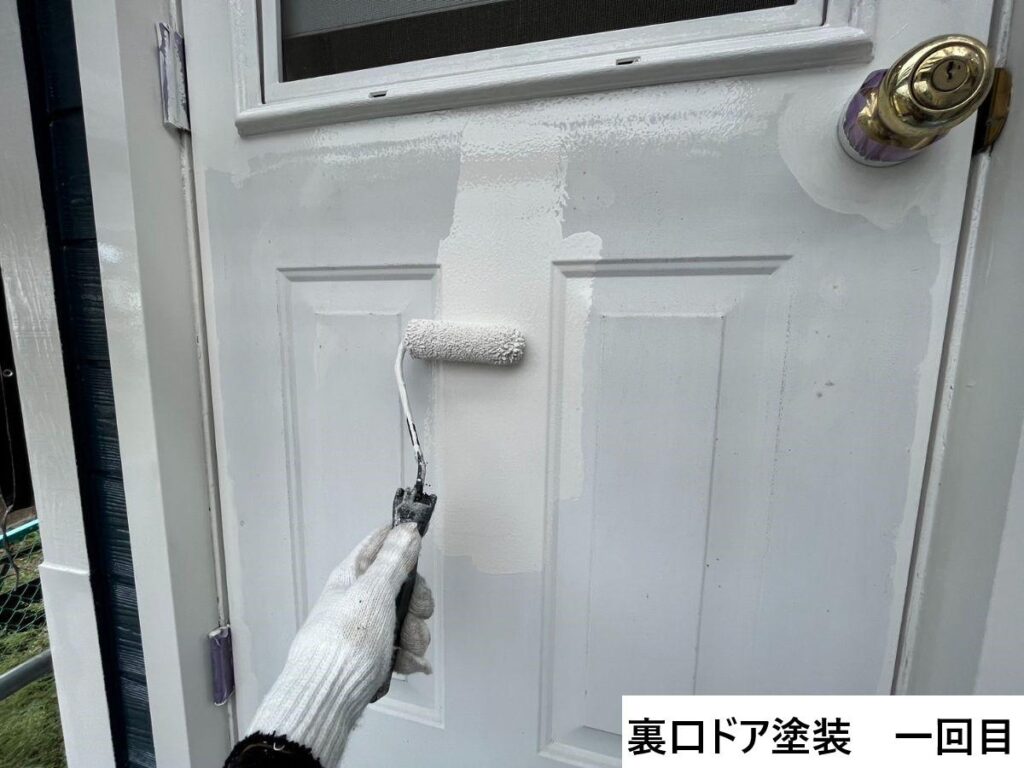 裏口ドアの一回目塗装を行います。